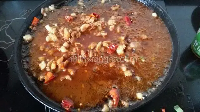 肉粒炒香以后把稀释的番茄沙司和甜面酱倒进去，放少许盐烧开。