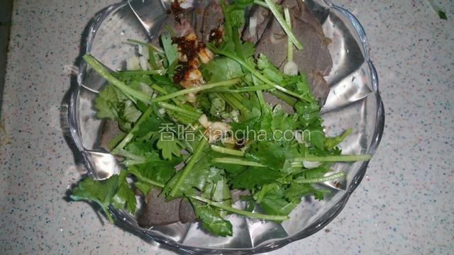 碗中加入少许盐，糖，生抽，香醋，辣椒油拌匀即可食用