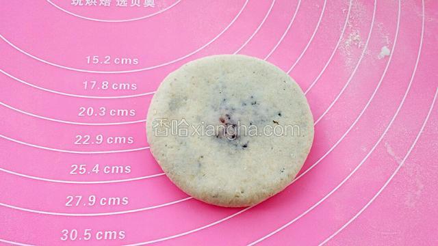 收口放在下面，用手轻轻按扁成饼状。