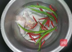 辣椒炒鸡腿的做法图解1
