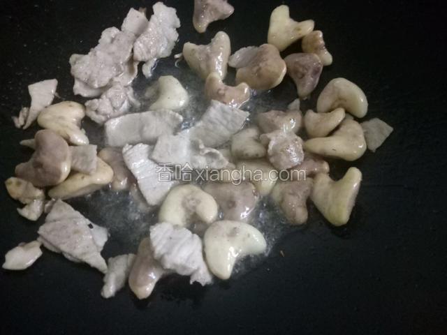 炒至差不多时加适量盐味精调味即可