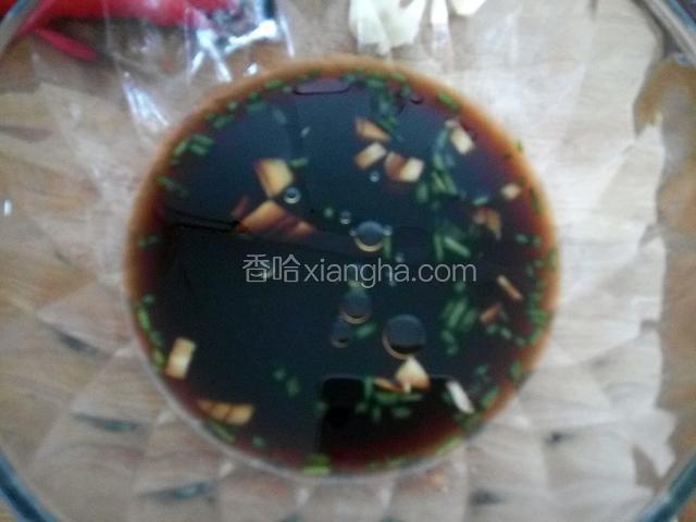 在鱼汤汁里加2勺蒸鱼豆豉，一点蒜末，葱末
