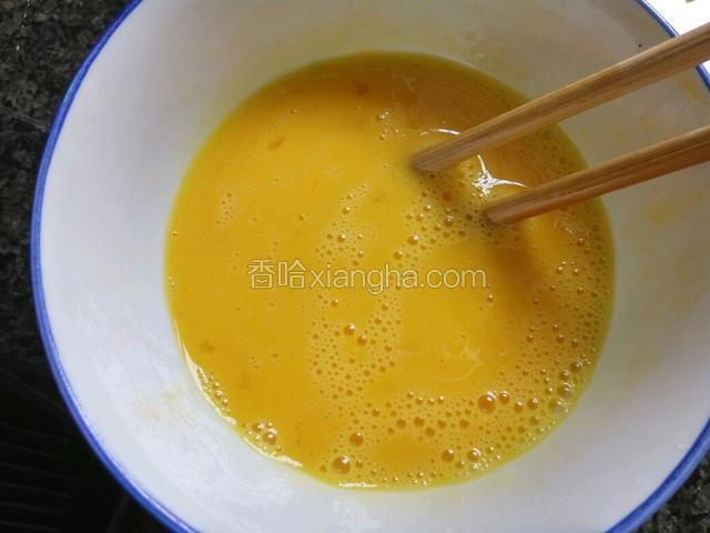 把鸡蛋打散备用