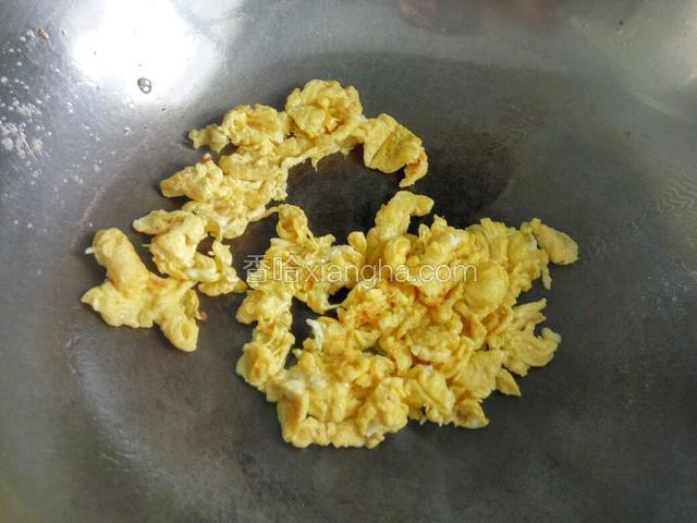 锅内放油预热，下入打散的鸡蛋炒好盛出
