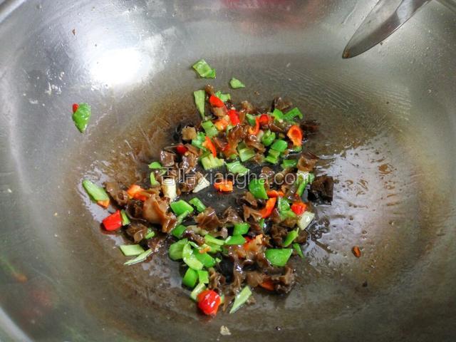 在下入木耳翻炒片刻撒适量的盐和生抽炒匀