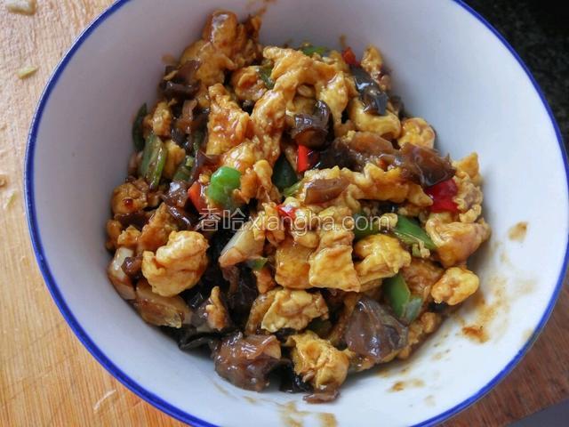 炒好的料先盛出