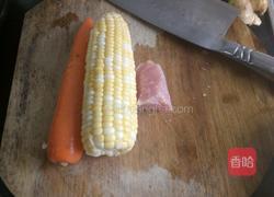 玉米胡萝卜炒肉粒的做法图解1