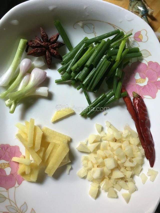 准备材料，姜蒜切细 葱切段