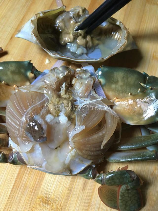 用牙刷洗干净，剥开蟹盖 去腮和内脏，筷子那个位置的胃要去掉