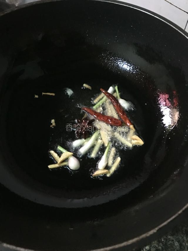 锅里倒入适量的油，依次加入姜 八角 葱头 辣椒 蒜（辣椒煎一下要先捞出等蟹炒好再下 不然会焦了）
