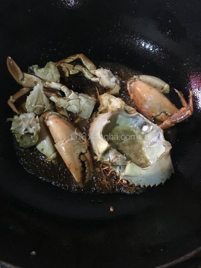 倒入蟹炒至变色加入料酒 生抽 烧一小会