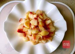 鲜榨桃汁的做法图解2