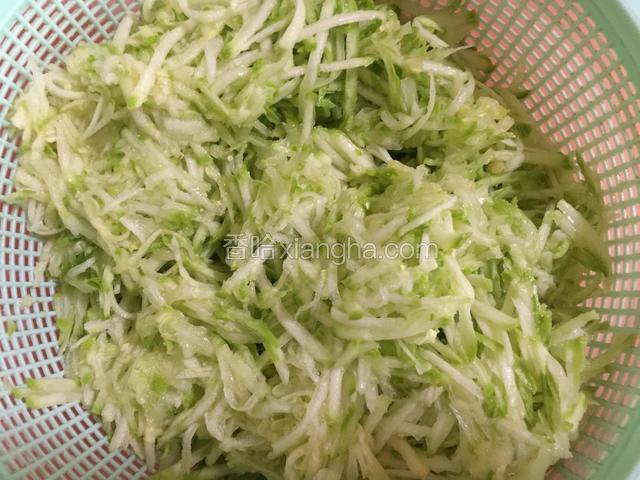 西葫芦擦丝后撒上盐，使其煞出水份。