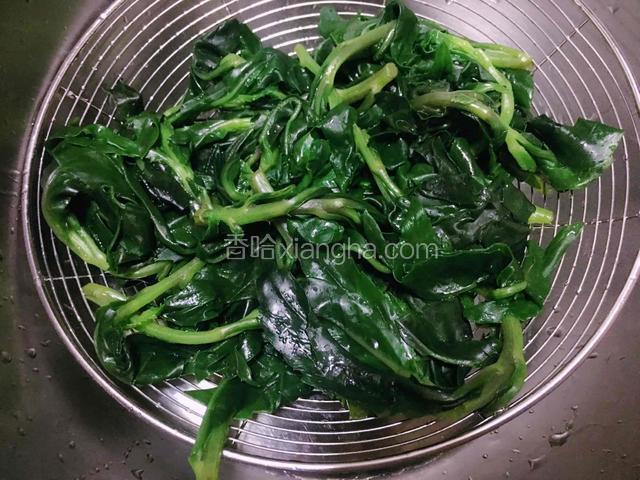 捞出过冷水后沥干水分