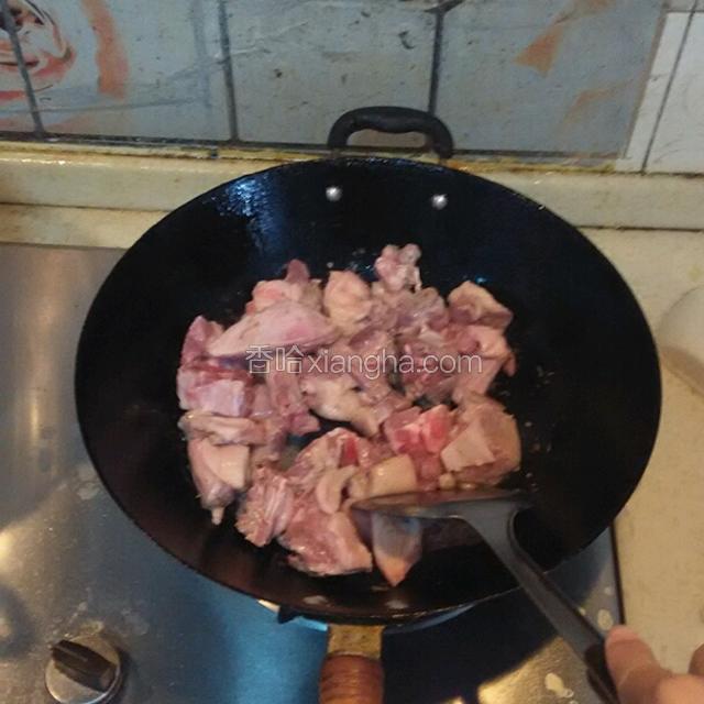 下入鸭块翻炒