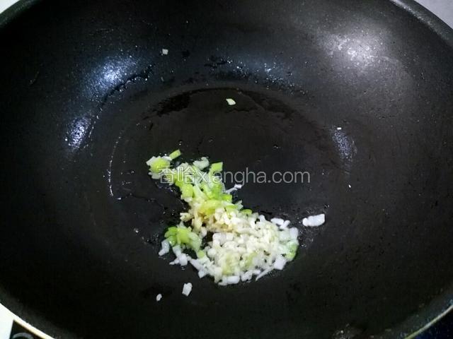 下葱花，姜末，蒜末煸炒出香味。