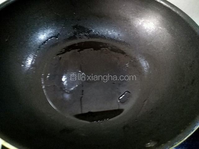 备炒锅，热锅倒油，油的量自己随意吧，西葫芦不太吸油。