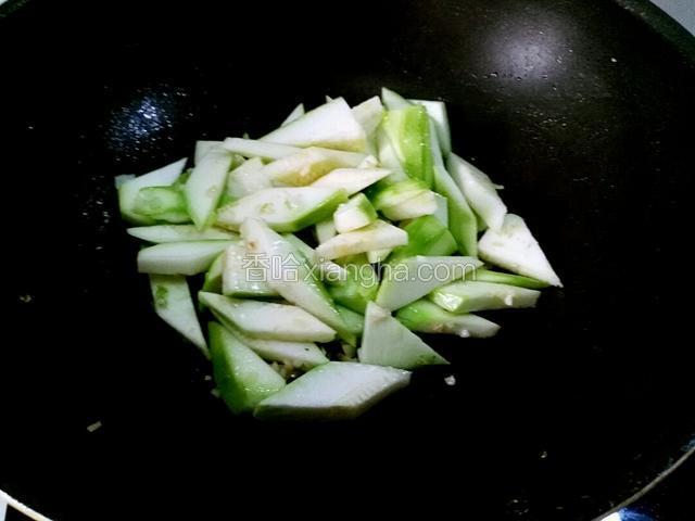下葫芦块翻炒。