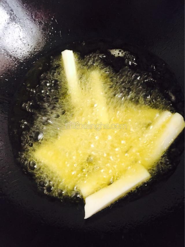 锅里倒油，一般油炸食品在140度-190度为最好。用视觉看，【熟油】油面稍沸腾，有少量烟，用手掌离油面10公分，感觉很热手即可下料。 