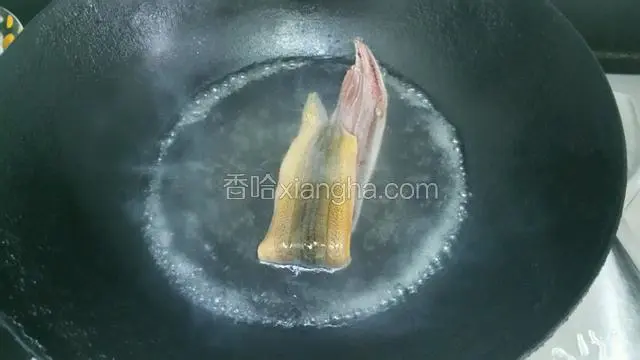 锅里烧水焯一下鳝鱼