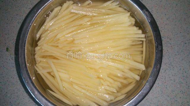 土豆去皮洗净切成丝，用水浸泡几分钟