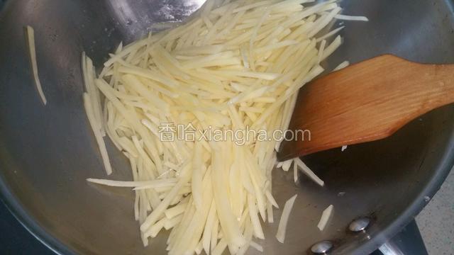 锅中加入适量油下土豆丝煸炒片刻