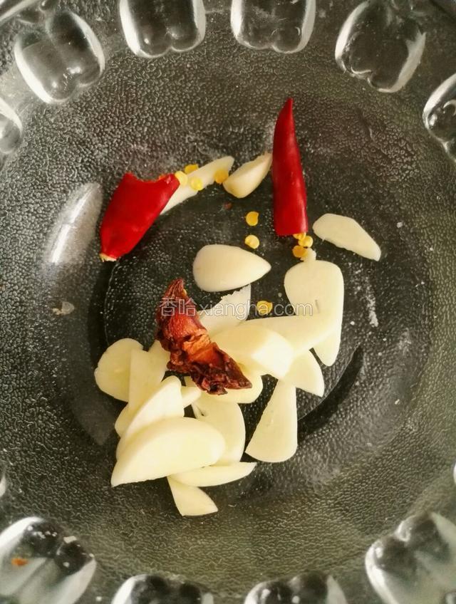 蒜片，大料，干辣椒准备好