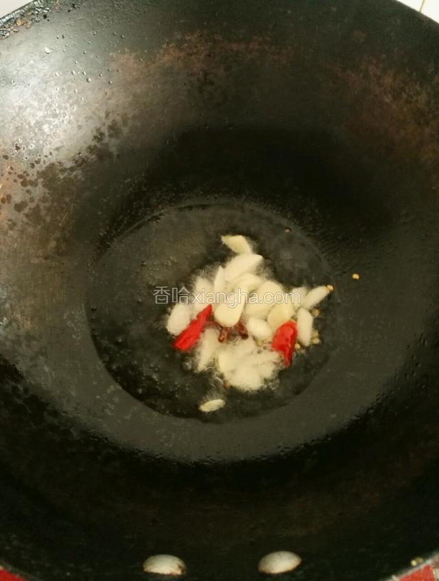 放入蒜片，大料，辣椒煸香