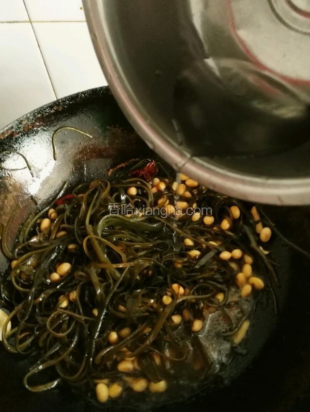 加入水，改文火焖