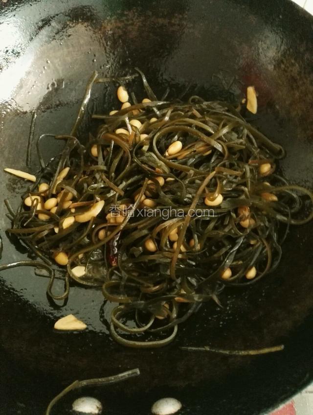 等水焖干后淋入香油关火即可