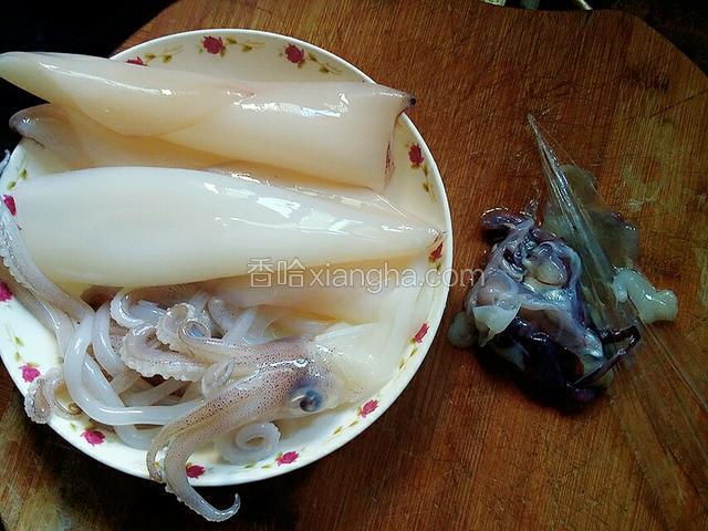 鱿鱼处理干净(不会的可以叫鱼贩帮忙)