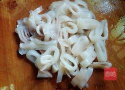 韭苔炒鱿鱼圈的做法图解2