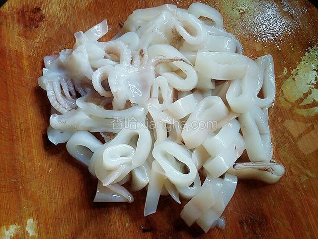 洗净切成鱿鱼圈