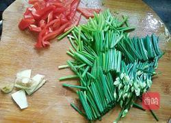韭苔炒鱿鱼圈的做法图解3