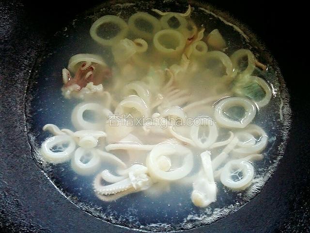 鱿鱼放入沸水水，煮一分钟