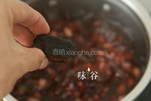 熬煮至红豆开花，花生口感软滑，加入红糖待融化即可。