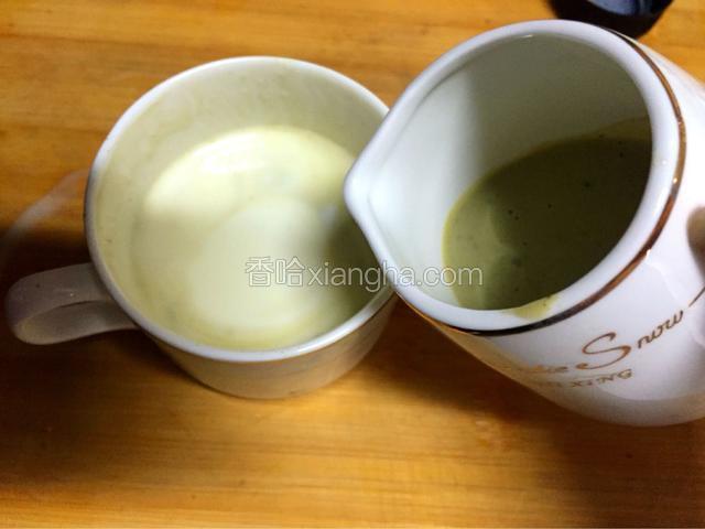 把抹茶酸奶倒入原味酸奶里面