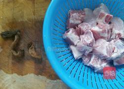 天麻骨头汤的做法图解1