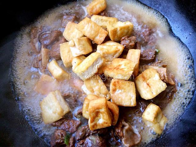 倒入豆腐，加盐翻炒一下，炖五分钟