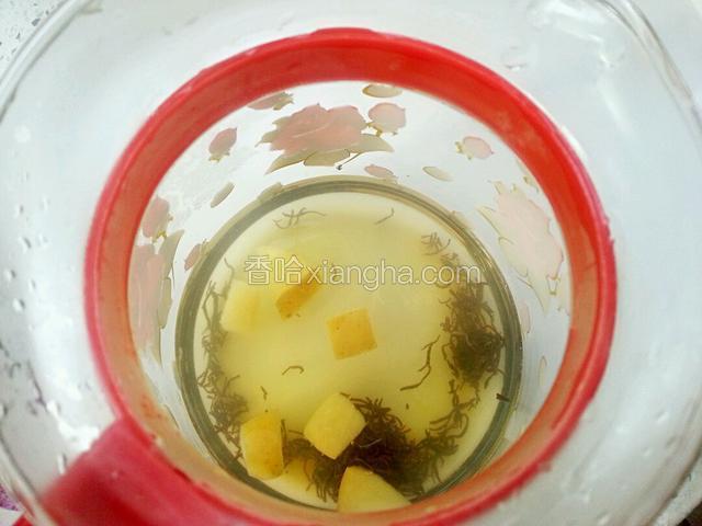 将茶叶放入容器内，倒入煮好的苹果水（热气太大，只好倒少点拍照）