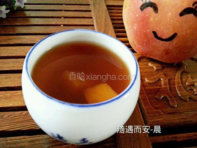 倒入杯中，苹果也可以吃