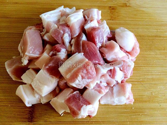 猪肉洗净切块