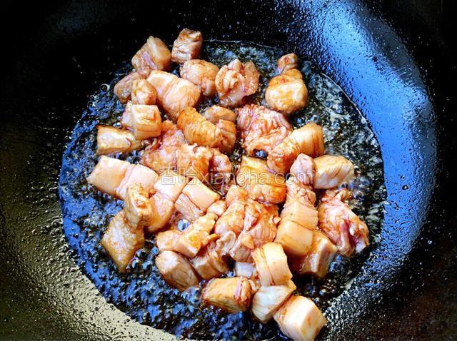 放入肉块炒至上色