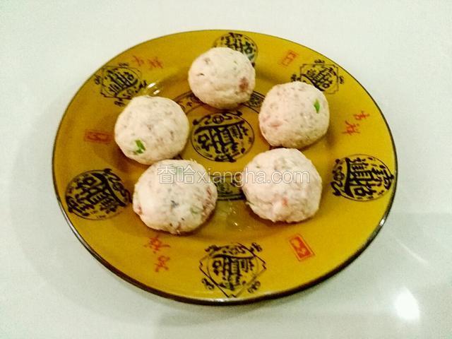做好的鱼肉团，