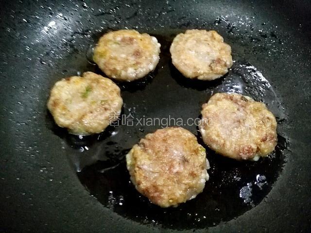 煎好一面继续煎另一面。