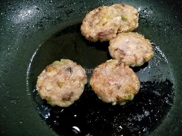煎的两面上颜色，鱼饼已经熟透，