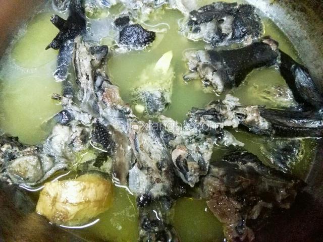 继续炖大概炖一个小时后，乌鸡熟了就行了