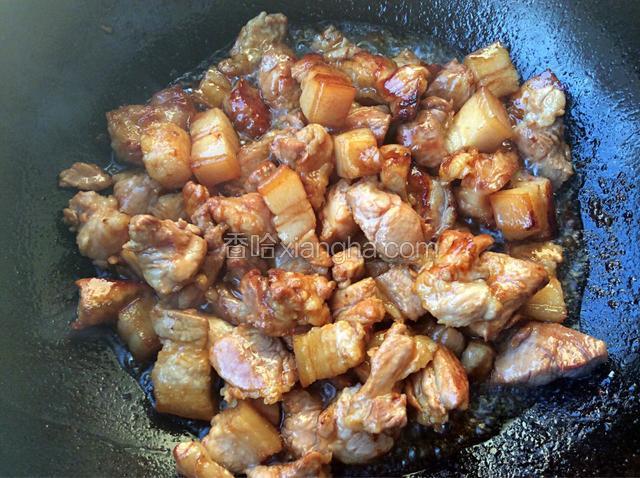 放入肉块炒至上色