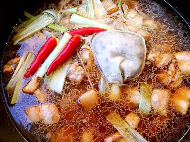 加酱油、葱姜蒜、米椒、料酒、调味包，倒入一大碗水，大火烧开转小火炖1个小时