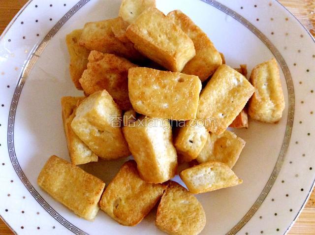 煎好的豆腐泡先放入盘中